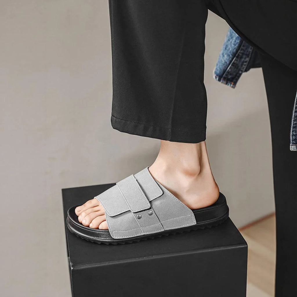 Chinelo de camurça fosca com tira cruzada