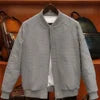 Jaqueta Luxuosa Estilo Bomber com Couro Real e Estampa Relevo