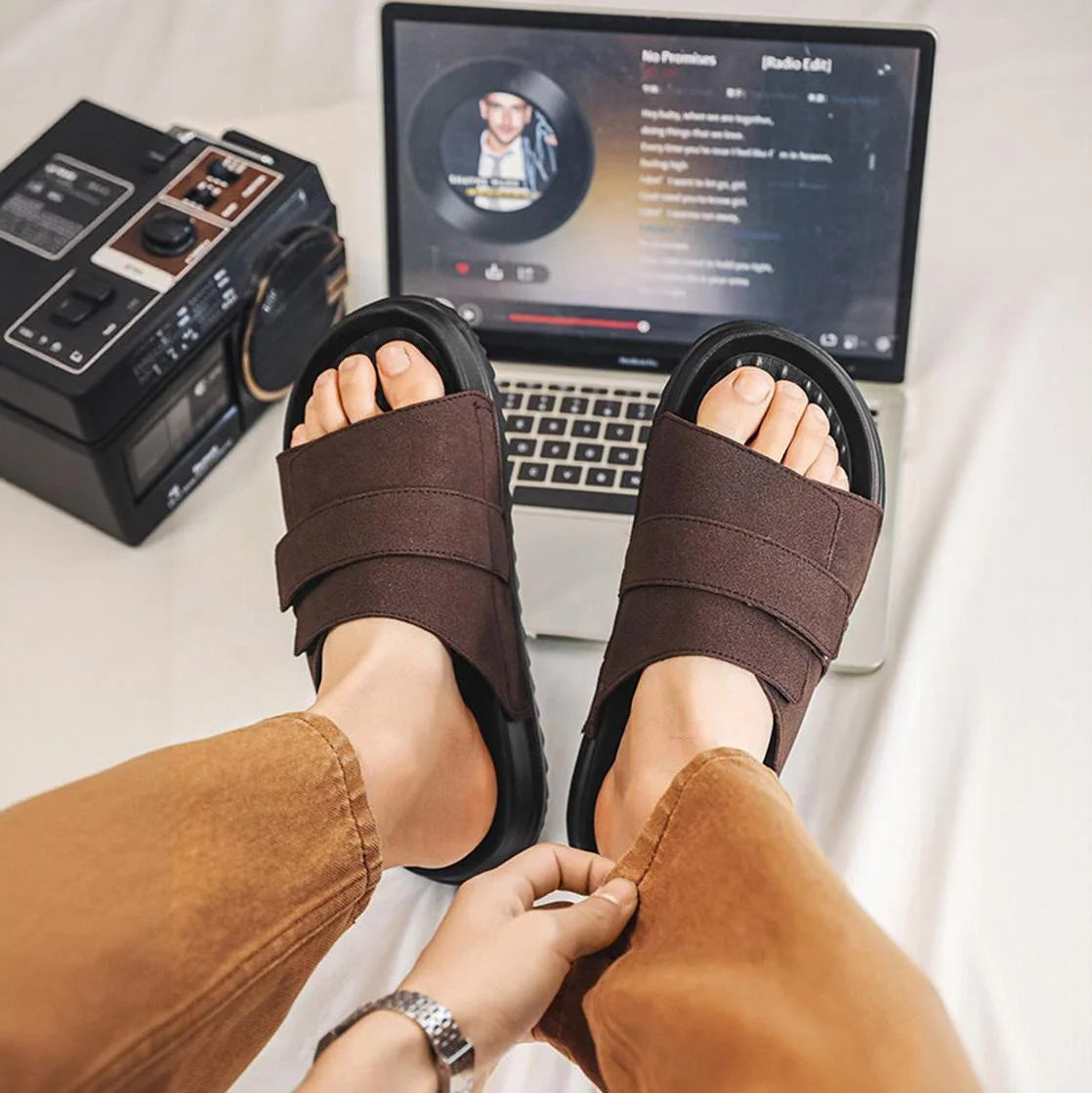 Chinelo de camurça fosca com tira cruzada