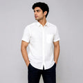 Camisa de manga curta em linho branco