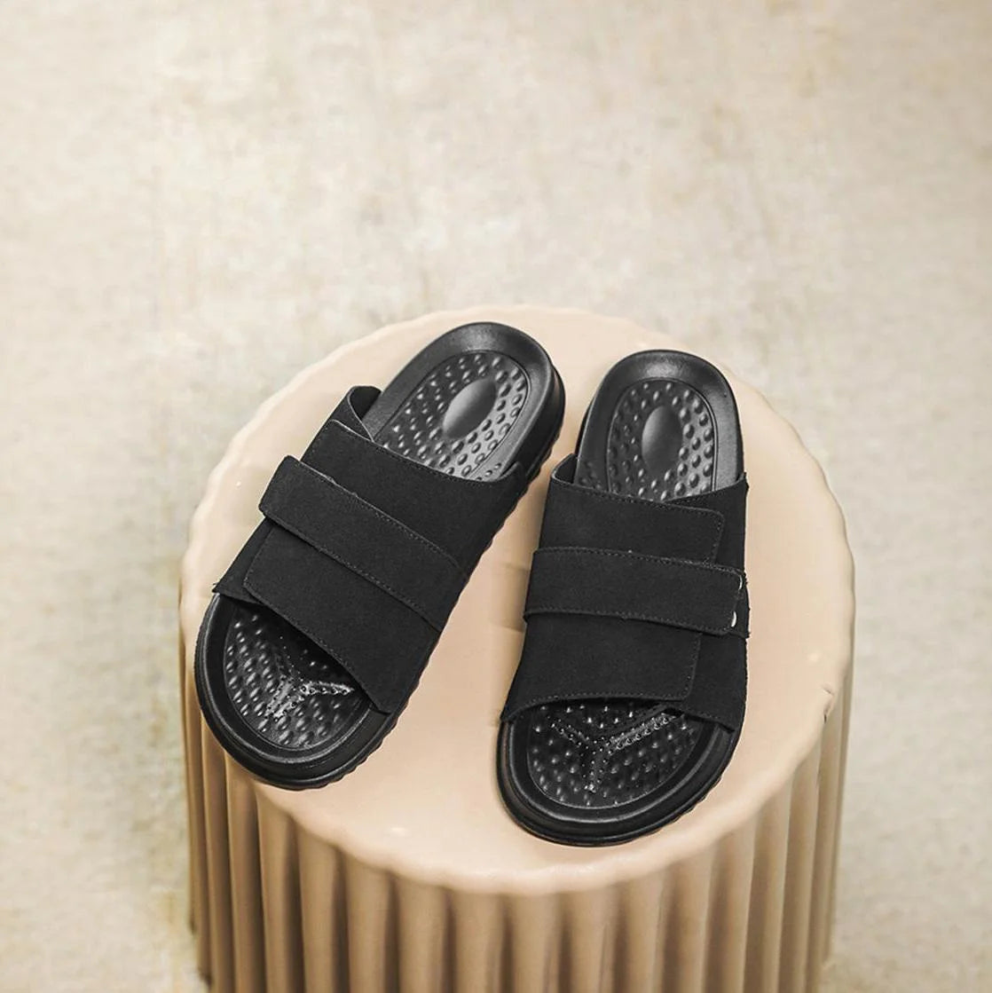 Chinelo de camurça fosca com tira cruzada