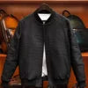 Jaqueta Luxuosa Estilo Bomber com Couro Real e Estampa Relevo