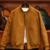 Jaqueta Luxuosa Estilo Bomber com Couro Real e Estampa Relevo
