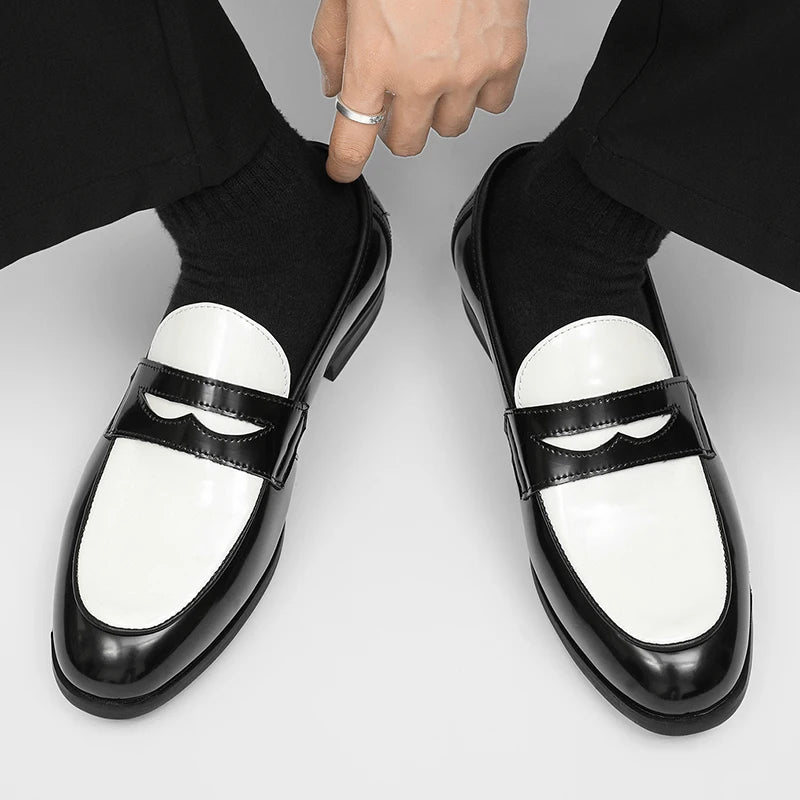 Mocassins retrô em preto e branco