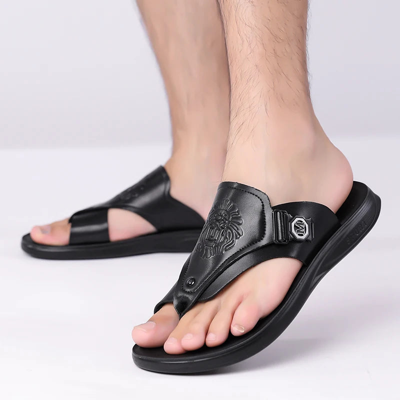 Chinelo de Couro Sintético com Padrão em Relevo