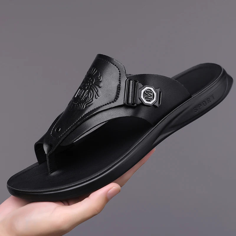Chinelo de Couro Sintético com Padrão em Relevo