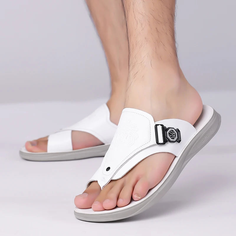 Chinelo de Couro Sintético com Padrão em Relevo