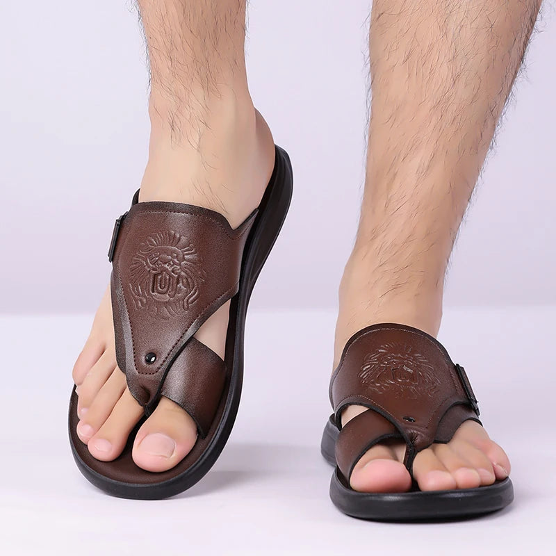 Chinelo de Couro Sintético com Padrão em Relevo