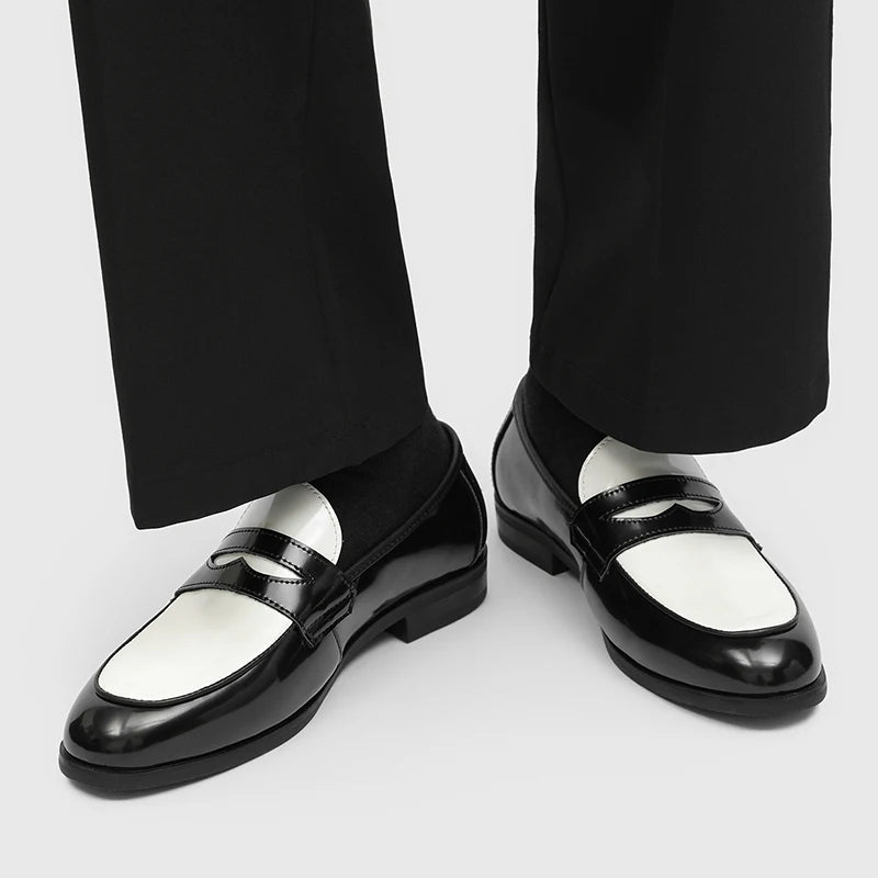 Mocassins retrô em preto e branco