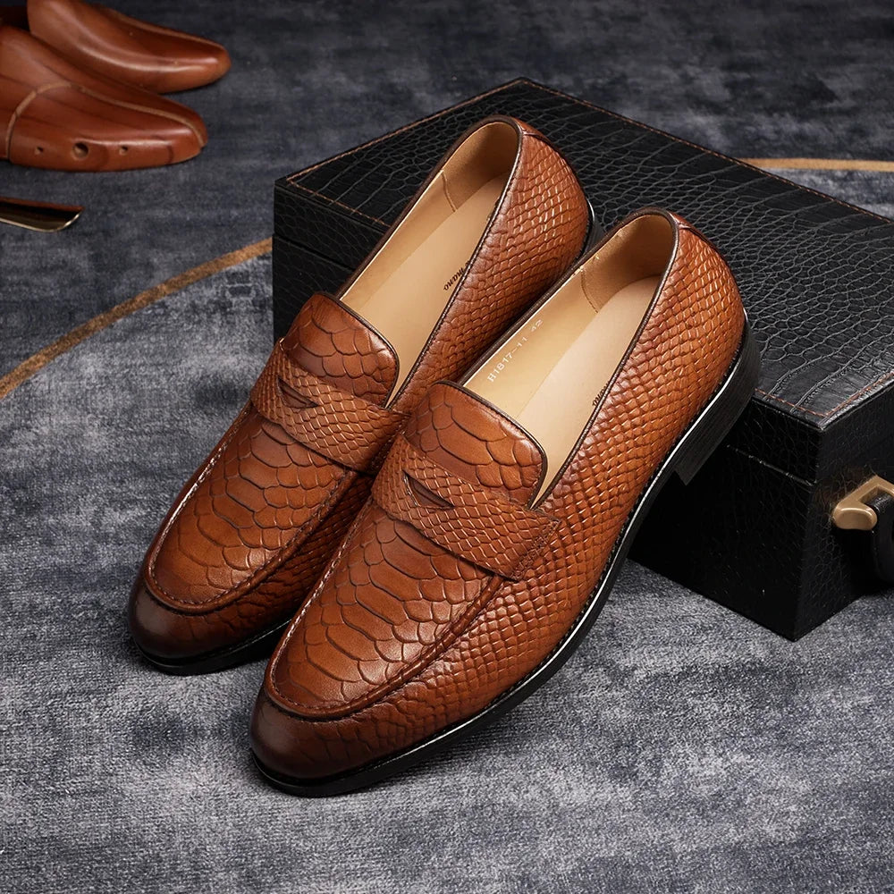 Mocassins Felix Chu de couro genuíno com padrão de cobra