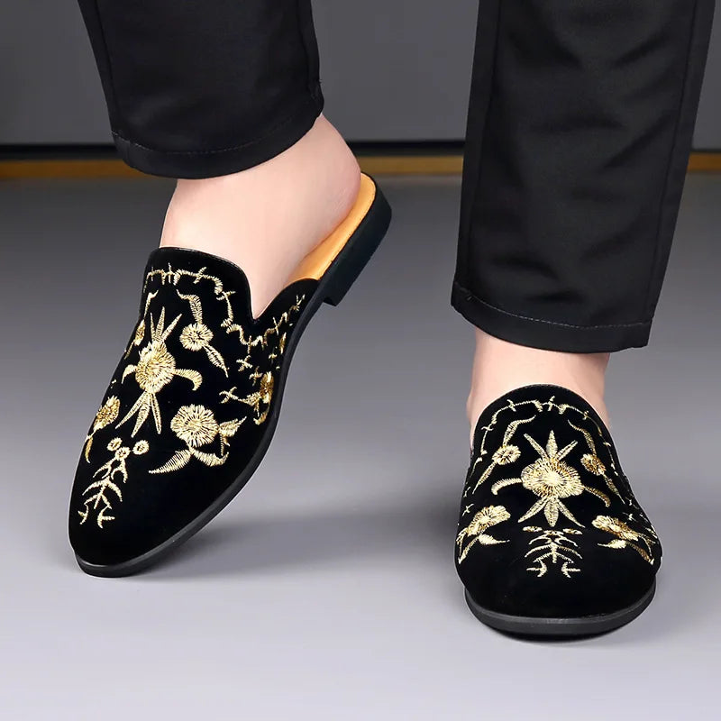 Chinelos Casuais de Couro Suede Preto com Bordado