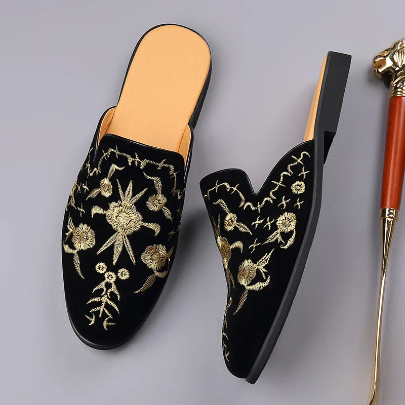 Chinelos Casuais de Couro Suede Preto com Bordado