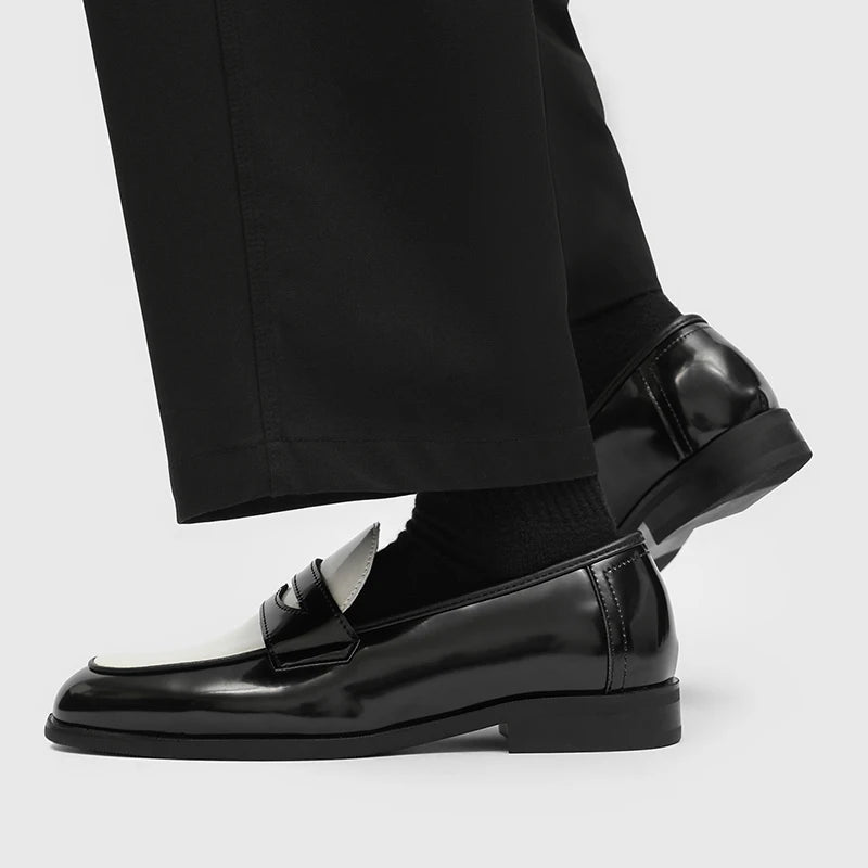 Mocassins retrô em preto e branco