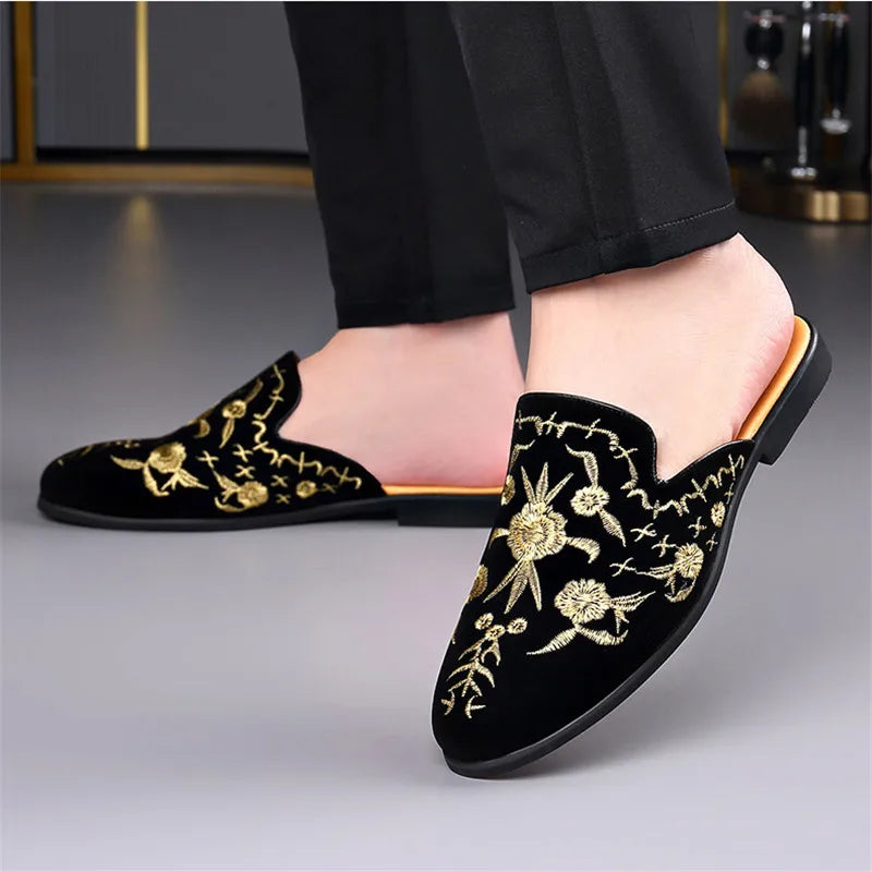Chinelos Casuais de Couro Suede Preto com Bordado