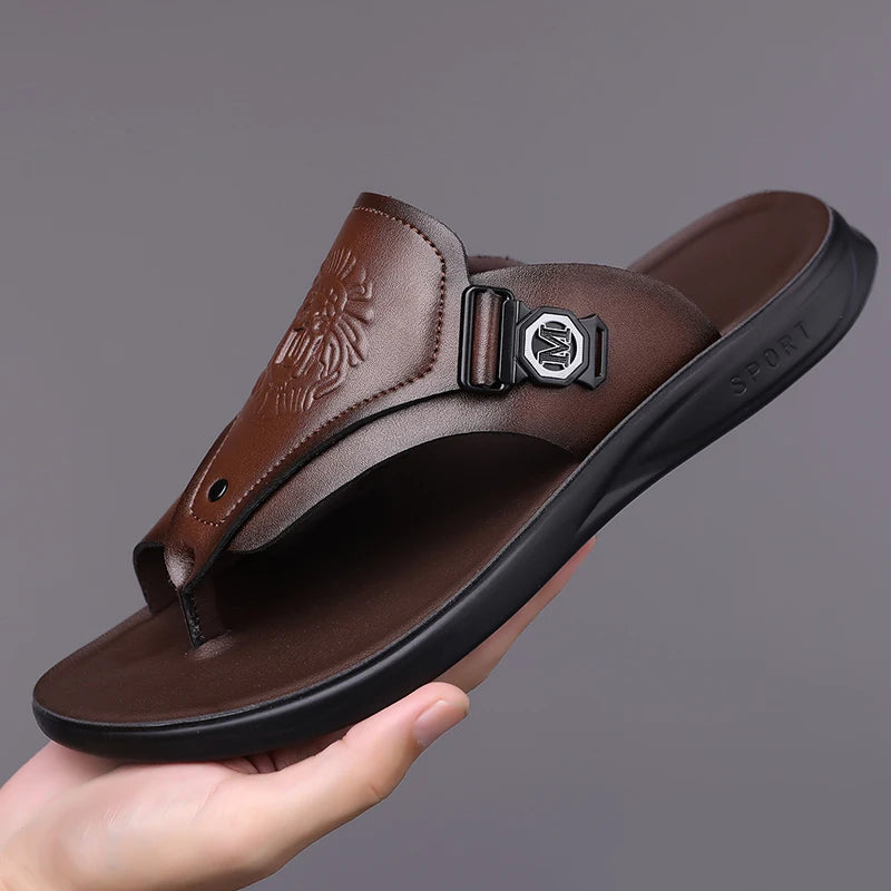 Chinelo de Couro Sintético com Padrão em Relevo