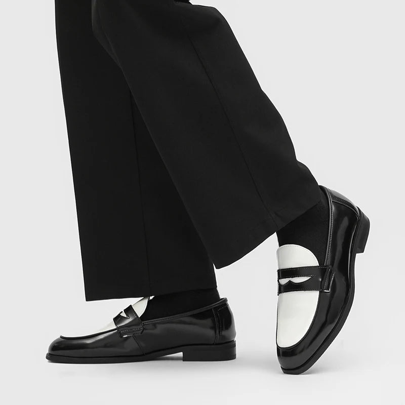 Mocassins retrô em preto e branco