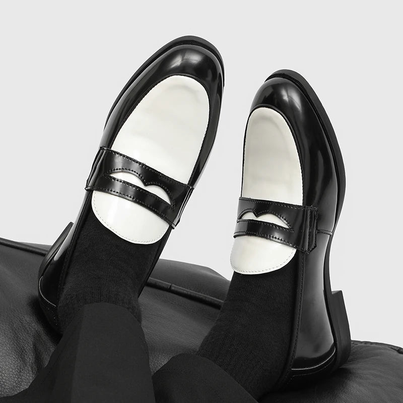 Mocassins retrô em preto e branco