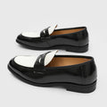 Mocassins retrô em preto e branco