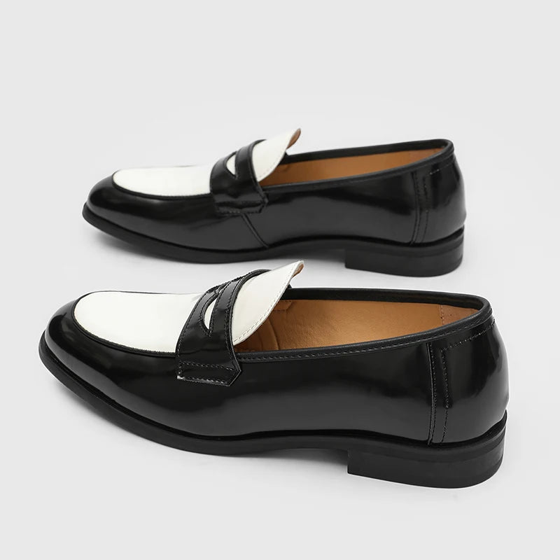 Mocassins retrô em preto e branco